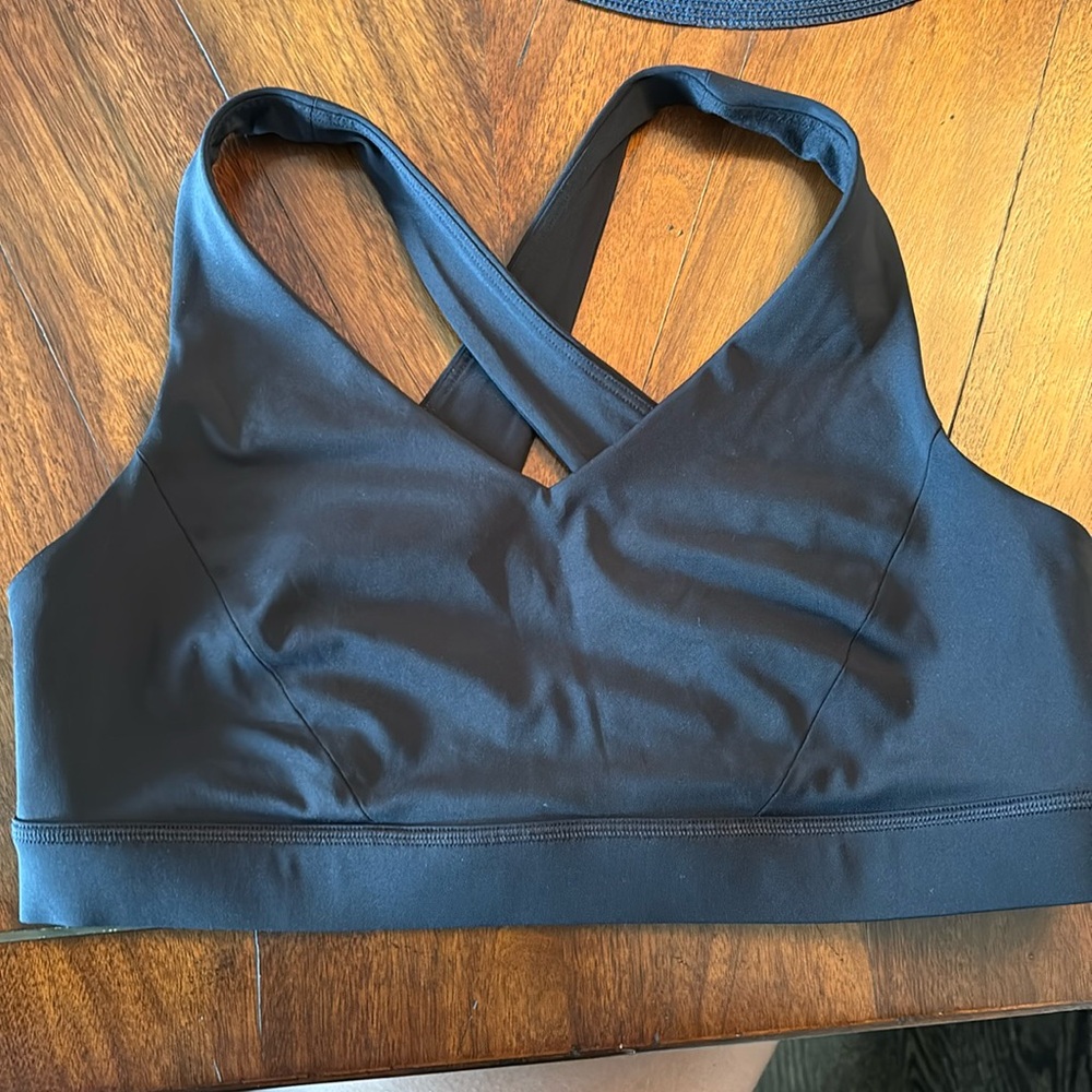 Black Lululemon Sports Bra, Size 8-10, Worn 1 TIME, Great Condition.